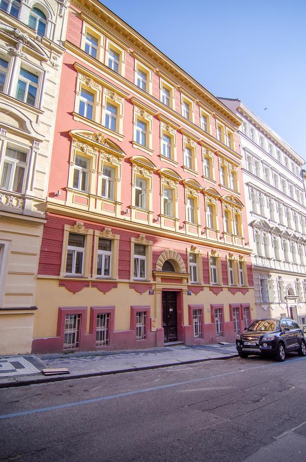 Churchill Apartments Прага Екстер'єр фото